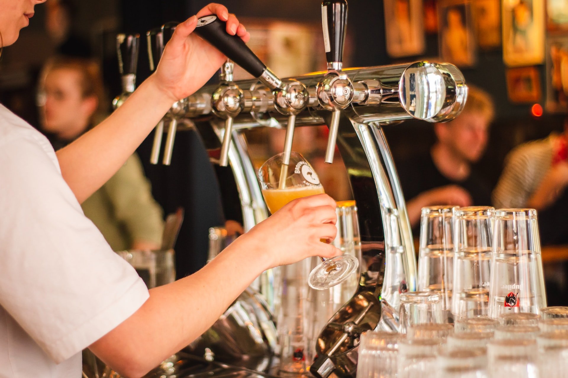 Bier drinken in een bar