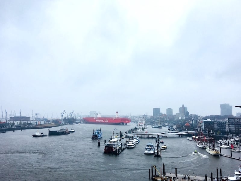 Uitzicht over de haven van Hamburg vanaf de Elphilharmonie