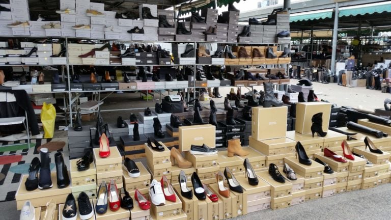 shoppen in Napels markt schoenen