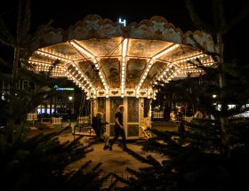 Ouderwetse zeefmolen op kerstmarkt in Den Haag