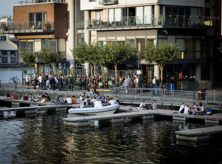 Een van de beste terrassen van Dublin: Het terras van Charlotte´s Quay, pal aan het water,