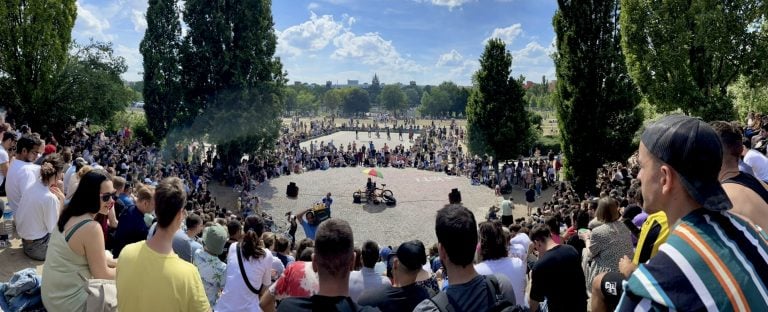 Mauerpark tijdens de zomer in Berlijn